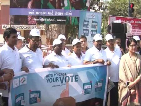 મતદાન જાગૃતિ અર્થે શિક્ષકોએ રચી માનવસાંકળ