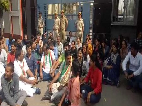 સુરતમાં વાલીઓના ફી વધારામાં ભળ્યો રાજકારણનો રંગ