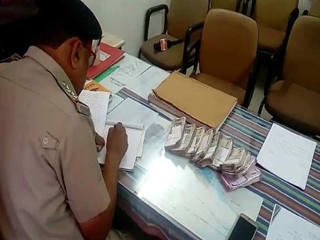 વલસાડ:ચૂંટણી ટાણે 5 લાખ રોકડ ઝડપાતા ઇલેક્શન સ્ક્વોડ એક્શનમાં