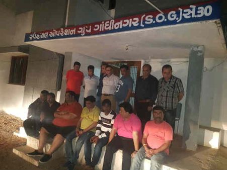 ગાંધીનગરના ભાટમાં પકડાયો જુગારધામ, 14 લોકોની અટક