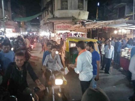 માણેકચોકના ખાણીપીણી બજારમાં ભાજપનો અનોખો પ્રચાર