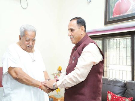 સોમવારે ઉમેદવારી ફોર્મ ભરતા પહેલા કેશુભાઇને મળ્યા રૂપાણી