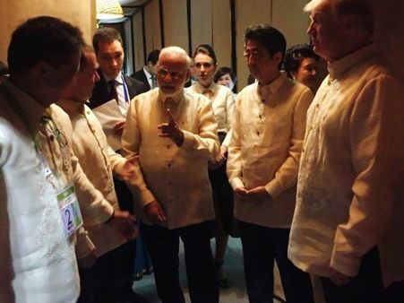 ASEAN: PM મોદી રાષ્ટ્રીય નેતાઓને શું સમજાવી રહ્યાં છે?