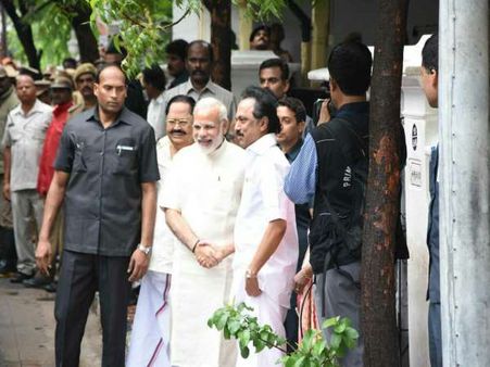 તમિલનાડુમાં કરુણાનિધિને મળ્યા PM, આપ્યું દિલ્હીનું નિમંત્રણ