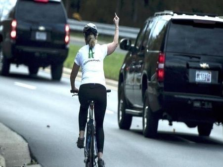 ટ્રંપને બતાવી મિડલ ફિંગર