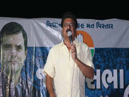 રાજકોટ: CMના બંગલે ધમાલ, કોંગ્રેસના ઇન્દ્રનીલ રાજ્યગુરૂની અટકાયત