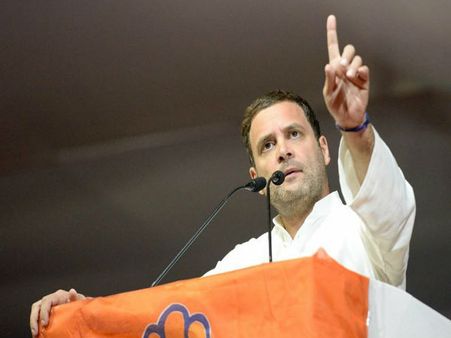 અમદાવાદ એરપોર્ટ પર શહિદ અશોક તડવીની પુત્રીને મળ્યા રાહુલ