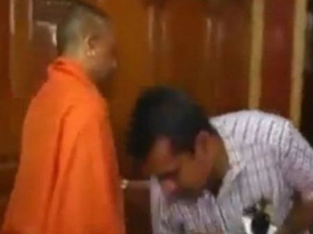 Video: CM યોગીને પગે લાગ્યો પત્રકાર, ભડક્યા લોકો