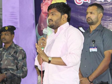 મને મારો અધિકાર આપી દો, હું શાંતિથી બેસી જઇશ: હાર્દિક પટેલ