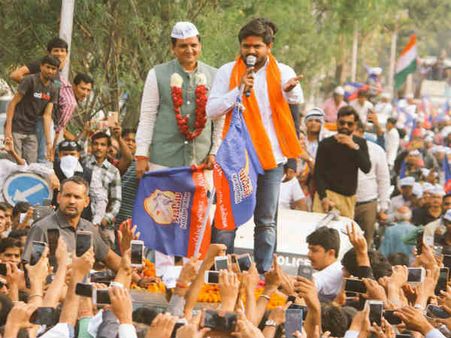 હાર્દિક પટેલના રોડ શો પર બાપુનગરમાં થયો પથ્થરમારો, ભાજપ-પાસ સામ સામે