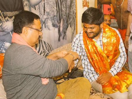 અંબાજીના દર્શન કરી હાર્દિકે કહ્યું, ઘમંડીઓની સરકાર પડશે