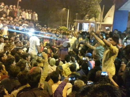 જીજ્ઞેશ મેવાણીએ દારૂના અડ્ડાના વિરોધમાં કર્યો પોલીસ સ્ટેશનનો ઘેરાવો