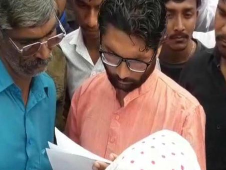 જિજ્ઞેશ મેવાણી નીકળ્યા આવેદનપત્ર આપવા, પોલીસ સાથે થયું ઘર્ષણ