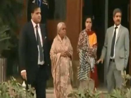 Video: પાક. મીડિયાએ કર્યું કુલભૂષણના માતા-પત્નીનું અપમાન
