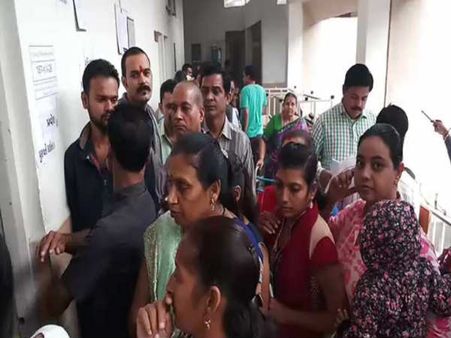 મતદાનના શરૂઆતના તબક્કામાં ઠેકઠેકાણે EVM ખોટકાયા