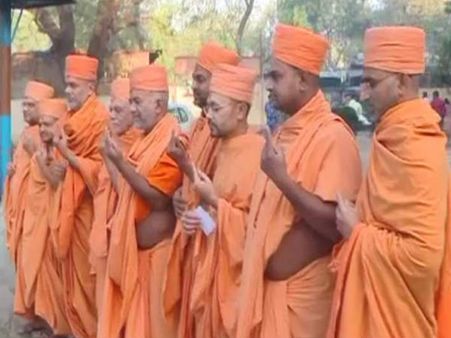 વડોદરામાં સાધુ સંતોએ કર્યું મતદાન, મત આપવા કરી અપીલ