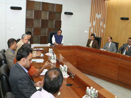 ઓખી: બંદરો પર ભયસૂચક સિગ્નલ, વિજય રૂપાણીએ કરી સમીક્ષા બેઠક