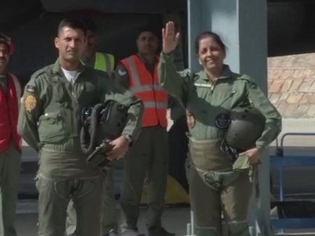 રક્ષા મંત્રી નિર્મલા સીતારમણે રચ્યો ઇતિહાસ, સુખોઇ-30MKIમાં ભરી ઉડાન