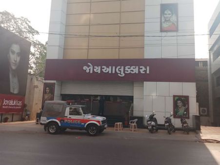 વડોદરા, અમદાવાદ , રાજકોટમાં જાણીતા શોરૂમ જોયઆલુક્કાસ પર ITના દરોડા
