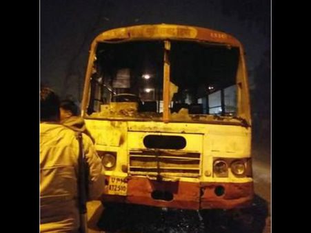 બસ પર પથ્થરમારો