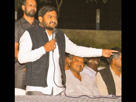 હાર્દિક પટેલ પર એક પછી એક ગેરકાયદેસર સભા યોજવા ફરિયાદ નોંધાઇ