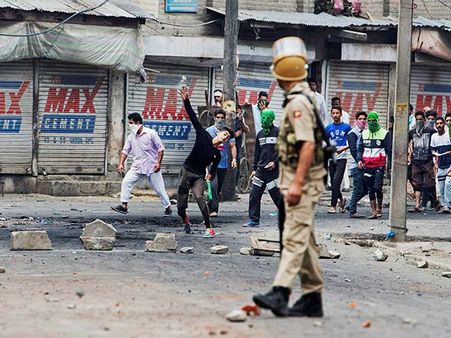 J&K: કેટલાક વિસ્તારોમાં ઇન્ટરનેટ સેવા બંધ, શ્રીનગરમાં કરફ્યૂ