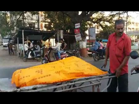 નવસારી: મૃતદેહને હાથલારીમાં લઈ જવાયો, માનવતા ક્યાં?