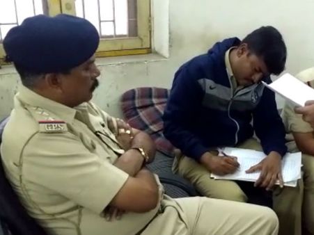 આટકોટમાં આરોપીને પકડવા ગયેલી પોલીસ પર જીવલેણ હુમલો