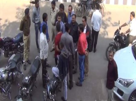 સુરતમાં ચોરની ટોળકીએ કરી 9 લાખની સાડીની ચોરી