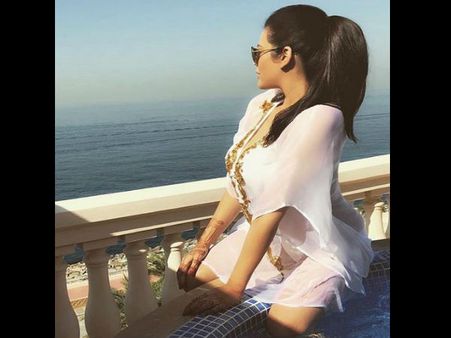 સંજય ત્રિશલાને બોલિવૂડથી દૂર રાખે છે