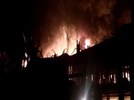 વલસાડ: GIDCમાં આગ, મોડી રાત્રે મેળવાયો આગ પર કાબૂ