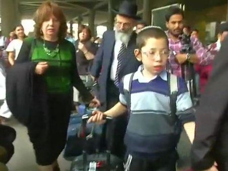 આતંકી હુમલામાં માતા-પિતાને ગુમાવરનાર મોશે પહોંચ્યો મુંબઇ