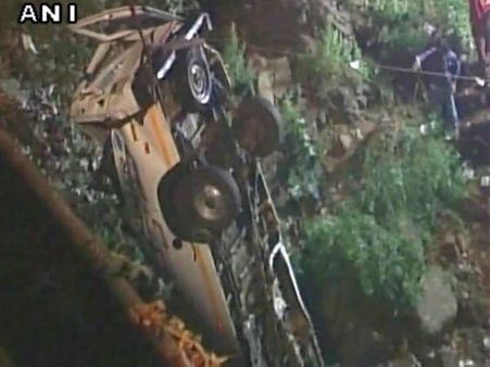 મહારાષ્ટ્ર : નદીમાં બસ પડવાના કારણે 13 લોકોની મોત, 3 ઇજાગ્રસ્ત