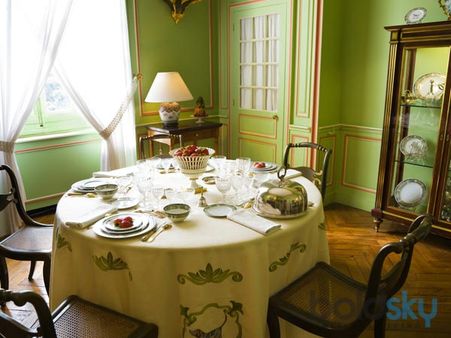 ડાઈનીંગ ટેબલની આગળ અરીસો