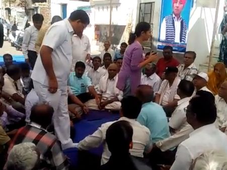 મૃતક ભાનુભાઇના પરિવારજનોએ સ્વીકાર્યા જમીનના કાગળો