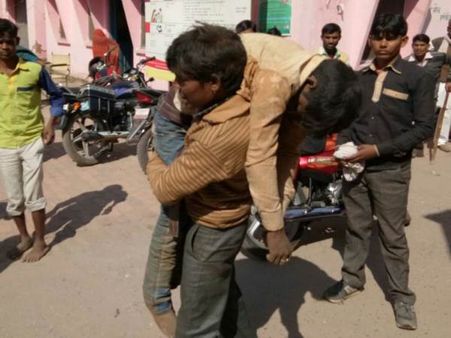 કોઈ સ્ટ્રેચર પણ મળ્યું નહીં કોઈ સ્ટ્રેચર પણ મળ્યું નહીં