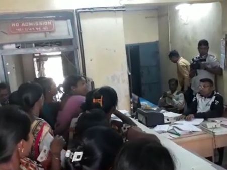 તાપીમાં વિધવા પેન્શન મામલે ગેરરીતિ, મહિલાઓએ કર્યો હોબાળો