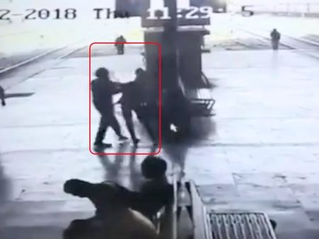 Video: બધાની વચ્ચે સ્ટેશન પર યુવતીને જબરજસ્તી કિસ કરી