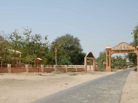 ઝુલાસન ગામમાં એક પણ મુસ્લિમ પરિવાર નથી ઝુલાસન ગામમાં એક પણ મુસ્લિમ પરિવાર નથી