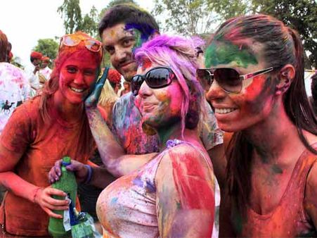 હોળી પર જિદ્દી રંગોથી છુટકારો મેળવવા માટે આ ઉપાયો અજમાવો!