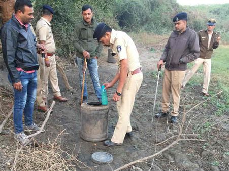અમદાવાદ પોલીસનો દારૂના અડ્ડા પર સપાટો, 400 પોલીસનો કાફલો છારાનગરમાં ત્રાટક્યો