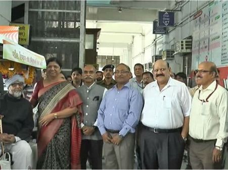 વડોદરા રેલ્વે સ્ટેશને દિવ્યાંગો માટે બેટરી કારનો પ્રારંભ