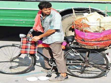 આ સુપરસ્ટાર રસ્તા પર પાપડ વેચી રહ્યો છે, ફોટો વાયરલ