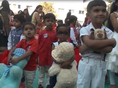 જામનગરમાં બાળકોએ ટેડીબેરને ભેટીને બનાવ્યો અનોખો રેકોર્ડ