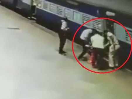 Video: ટ્રેનથી પડતી મહિલાનો RPF જવાને આ રીતે જીવ બચાવ્યો
