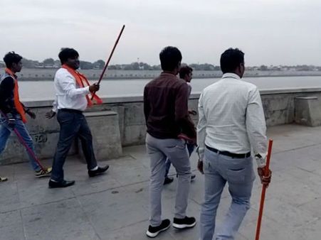 યુવાનોના ફેવરિટ રિવરફ્રન્ટ પર વીએચપીના કાર્યકરો ત્રાટક્યા