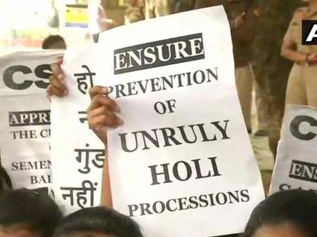 દિલ્હી પોલીસ હેડક્વાટર પહોંચી વિદ્યાર્થીનીઓ, કારણ આવા ફુગ્ગા