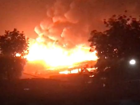 ચંડોળા તળાવ પાસેની ઝૂંપડપટ્ટીમાં લાગી ભીષણ આગ , 250 વધારે ઝૂંપડા બળી ગયા