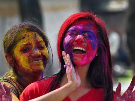 રંગોમાં રંગાયો દેશ, કેટલીક સુંદર તસવીરો પર એક નજર