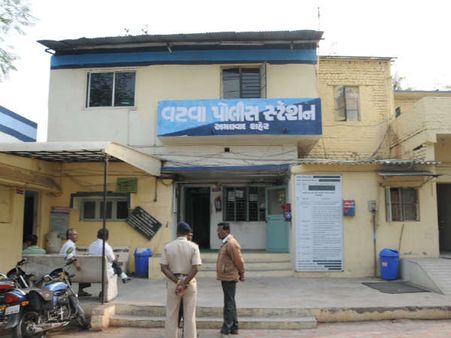 નાના દીકરાએ માતાનું ઘર પચાવી લઇને માતાને ઘરેથી કાઢી મુકી, પોલીસે નોંધ્યો ગુનો